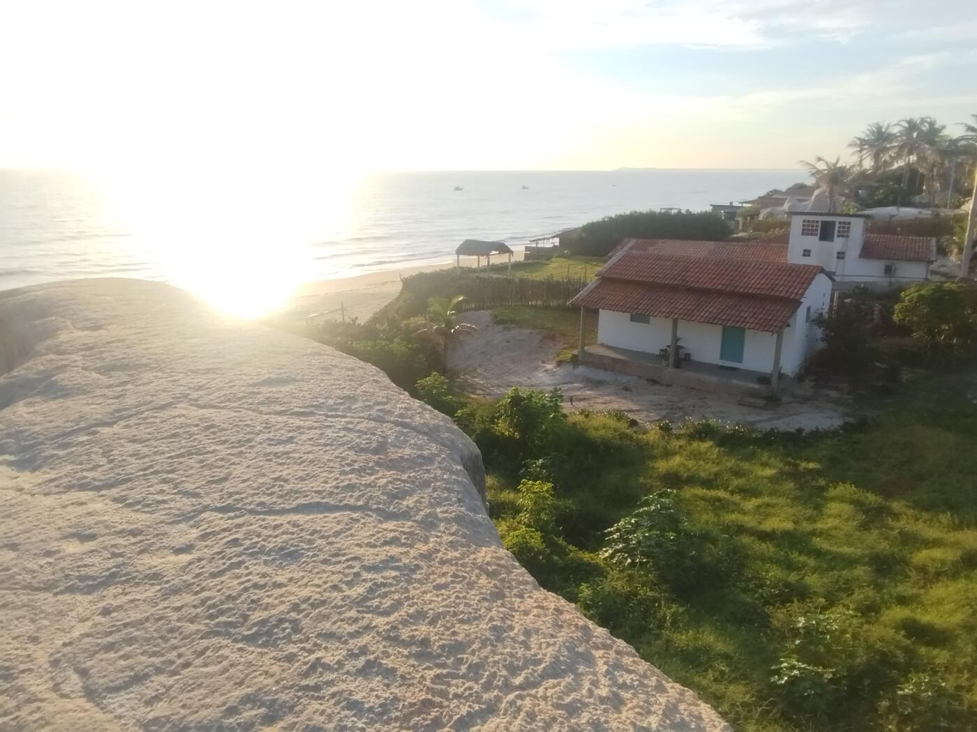 O sol nascendo sobre a Casinha e a praia