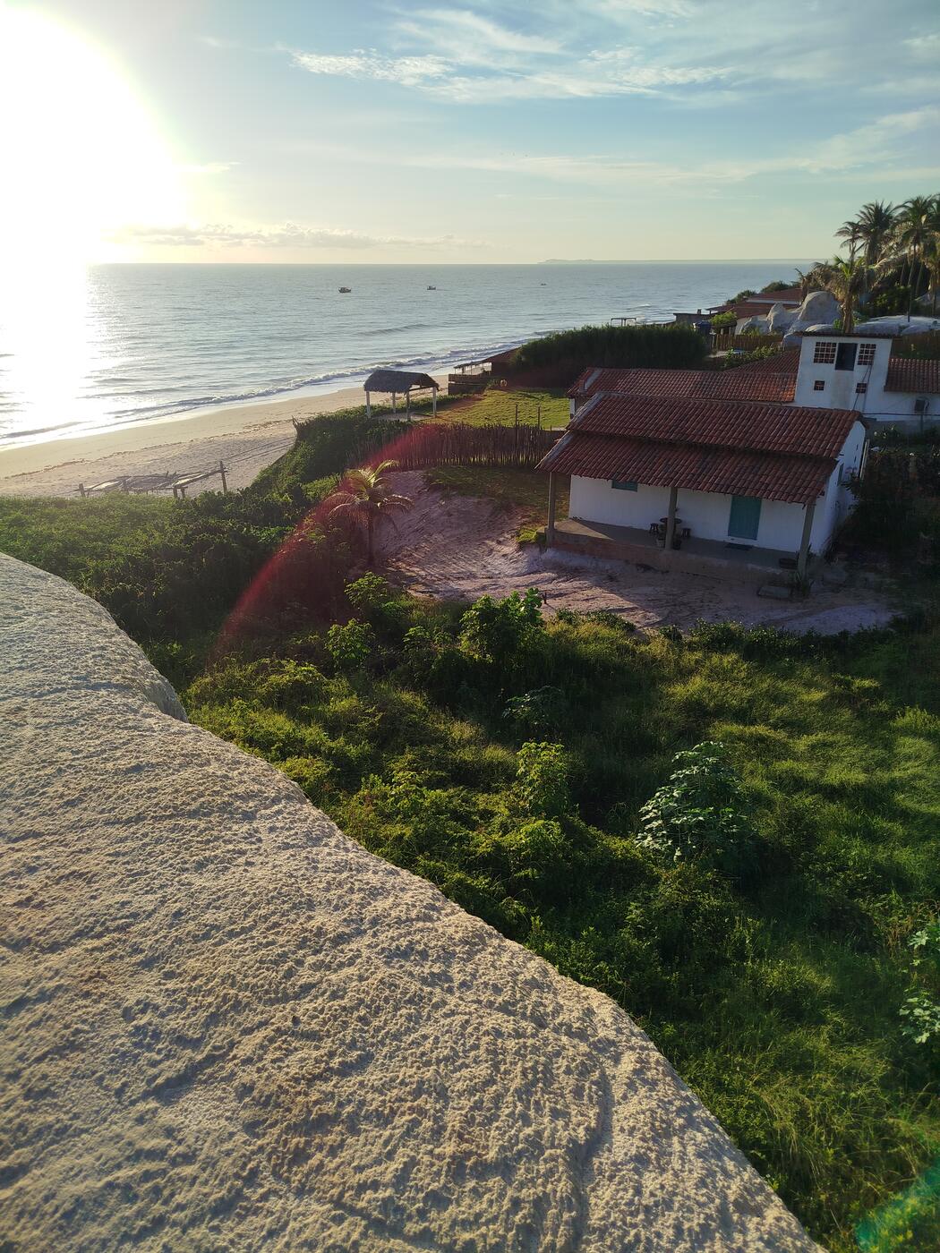 A Casinha vista do alto da falésia, com o mar ao fundo